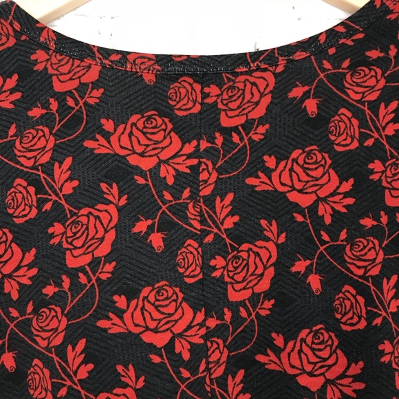 LuLaRoe Carly Gothic Floral Red Roses Black - Picture 6 of 7